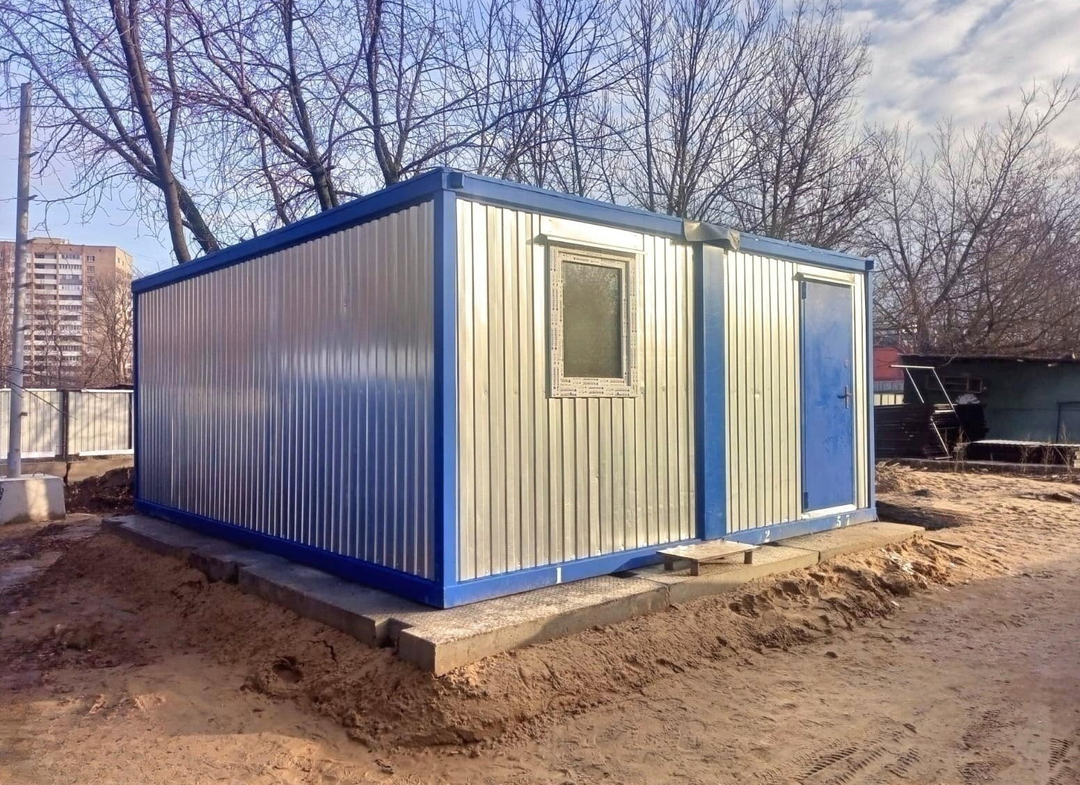 Хозблок на бетонных плитах