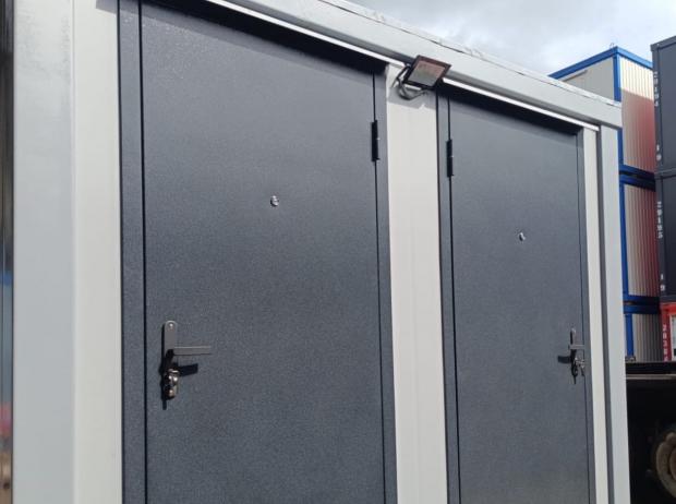 Сантехнический блок-контейнер с двумя душевыми в Сочи