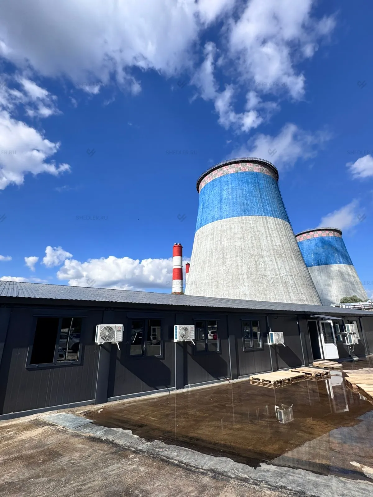 Модульное здание из 36 блок-контейнеров из сэндвич-панелей в Москве