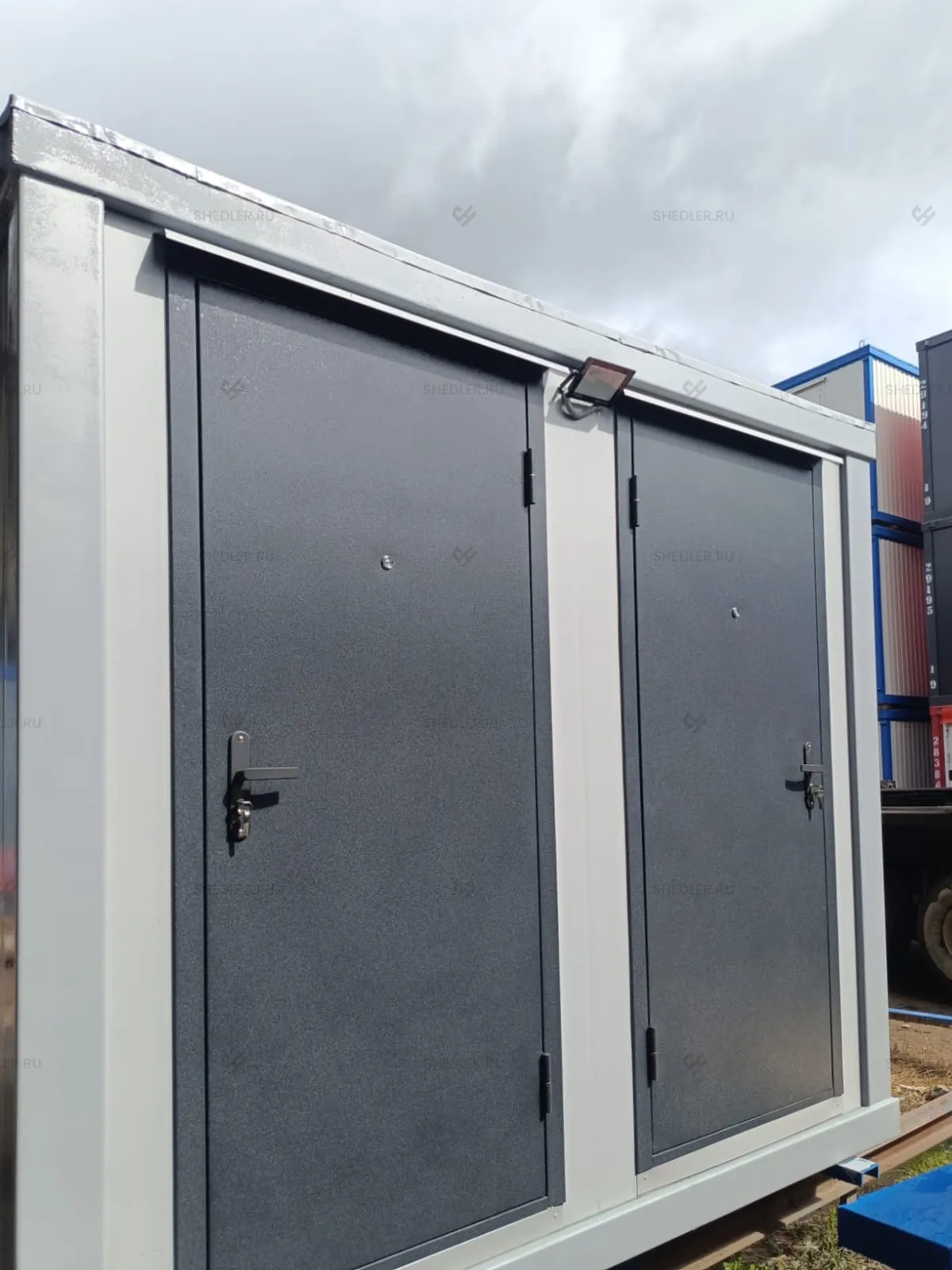 Сантехнический блок-контейнер с двумя душевыми в Сочи