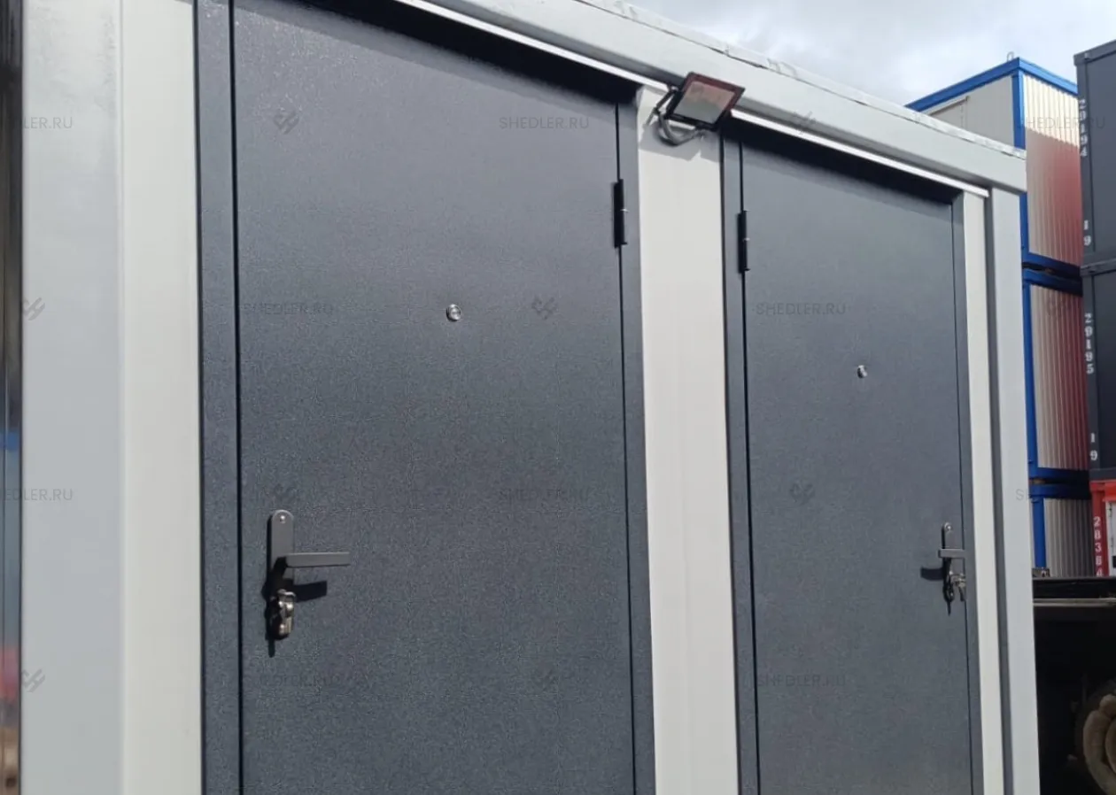 Сантехнический блок-контейнер с двумя душевыми в Сочи