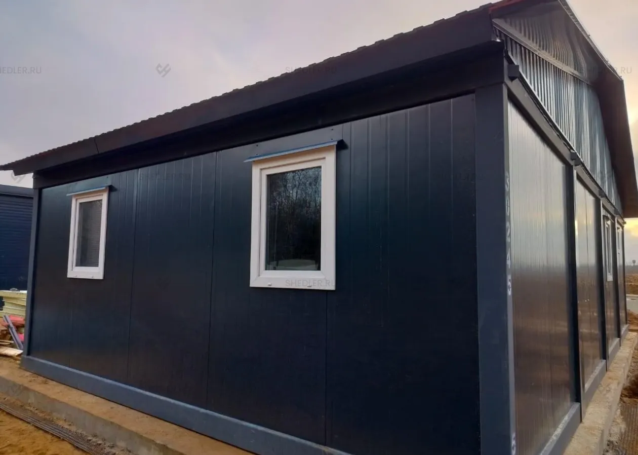 Модульное здание с двускатной крышей на основе БКСП-00 из сэндвич-панелей в с. Лайково, МО