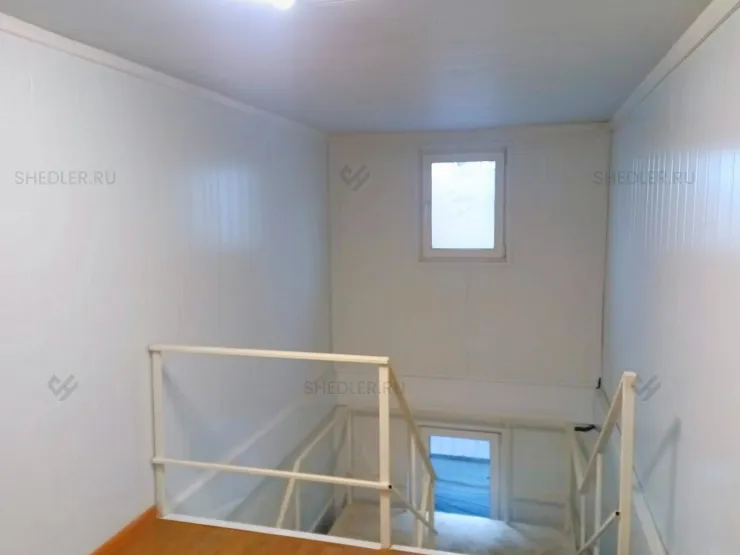 Внутренняя лестница в модульном здании