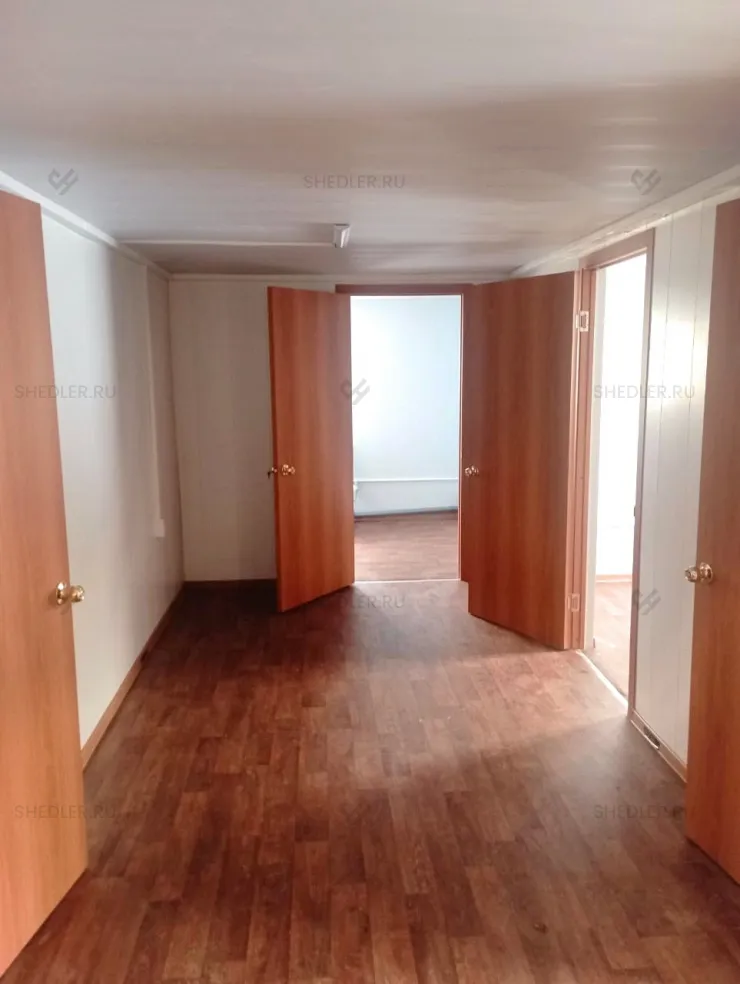 Межкомнатные двери и покрытие пола в офисе