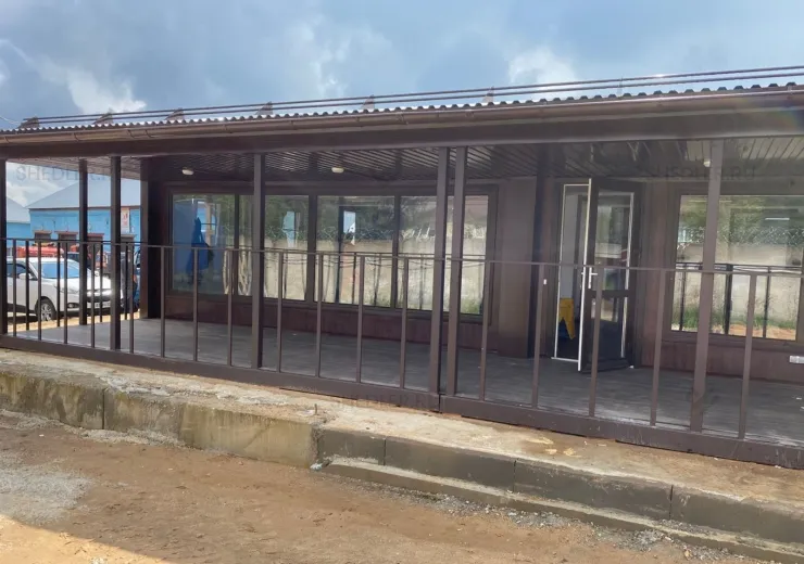 Быстровозводимое модульное здание из 10 блок-контейнеров из сэндвич-панелей в Московской области веранда