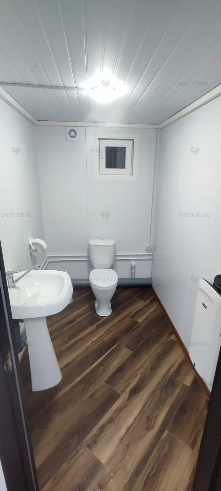 Модульное здание из 10 блок-контейнеров из сэндвич-панелей в Московской области Сергиев Посад санузел