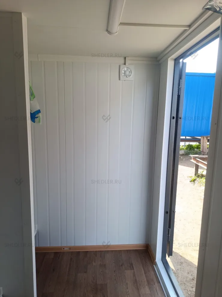 Эргономичный сантехнический блок-контейнер с душевыми в Сочи