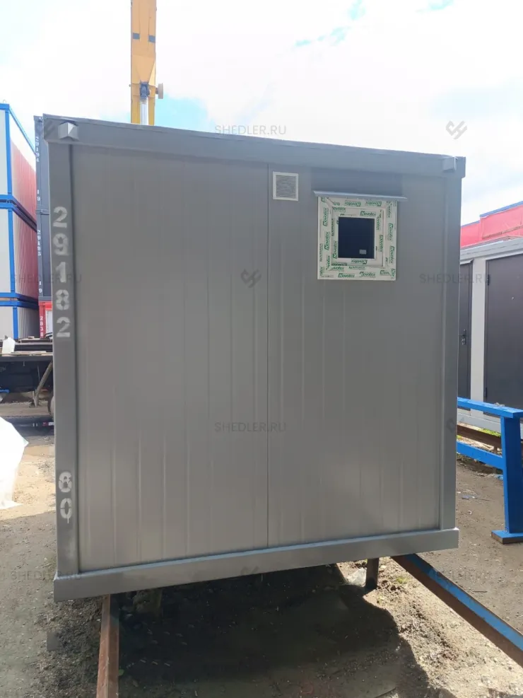 Компактный сантехнический блок-контейнер с двумя душевыми в Сочи