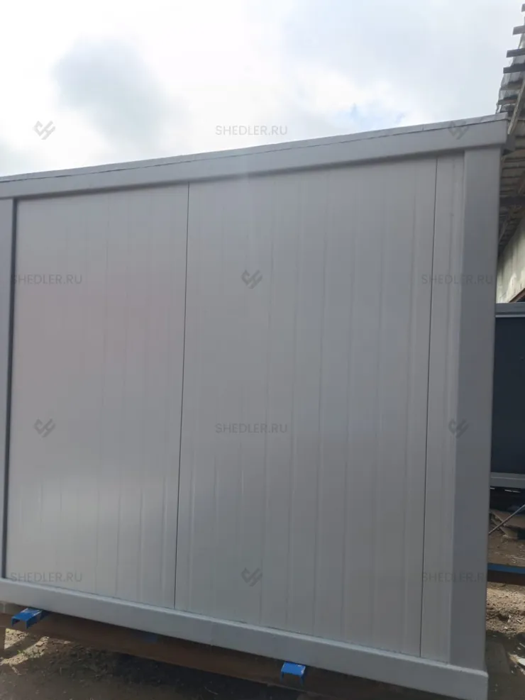 Удобный сантехнический блок-контейнер с двумя душевыми в Сочи