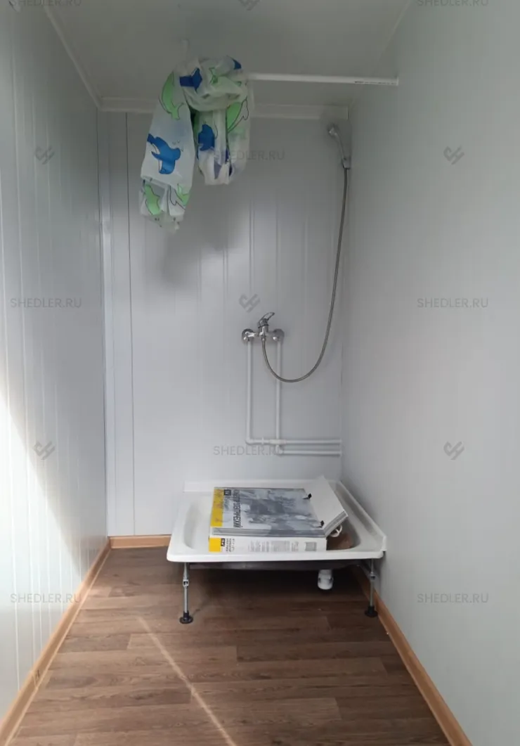 Оборудованный сантехнический блок-контейнер с двумя душевыми в Сочи