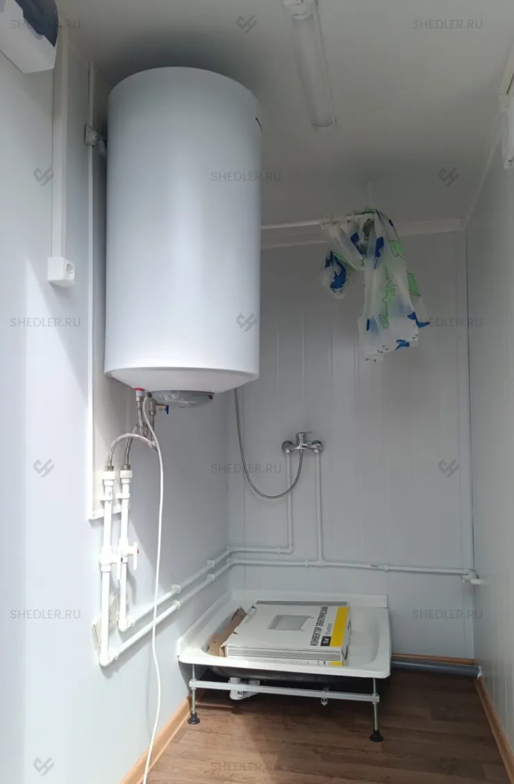 Уютный сантехнический блок-контейнер с двумя душевыми в Сочи