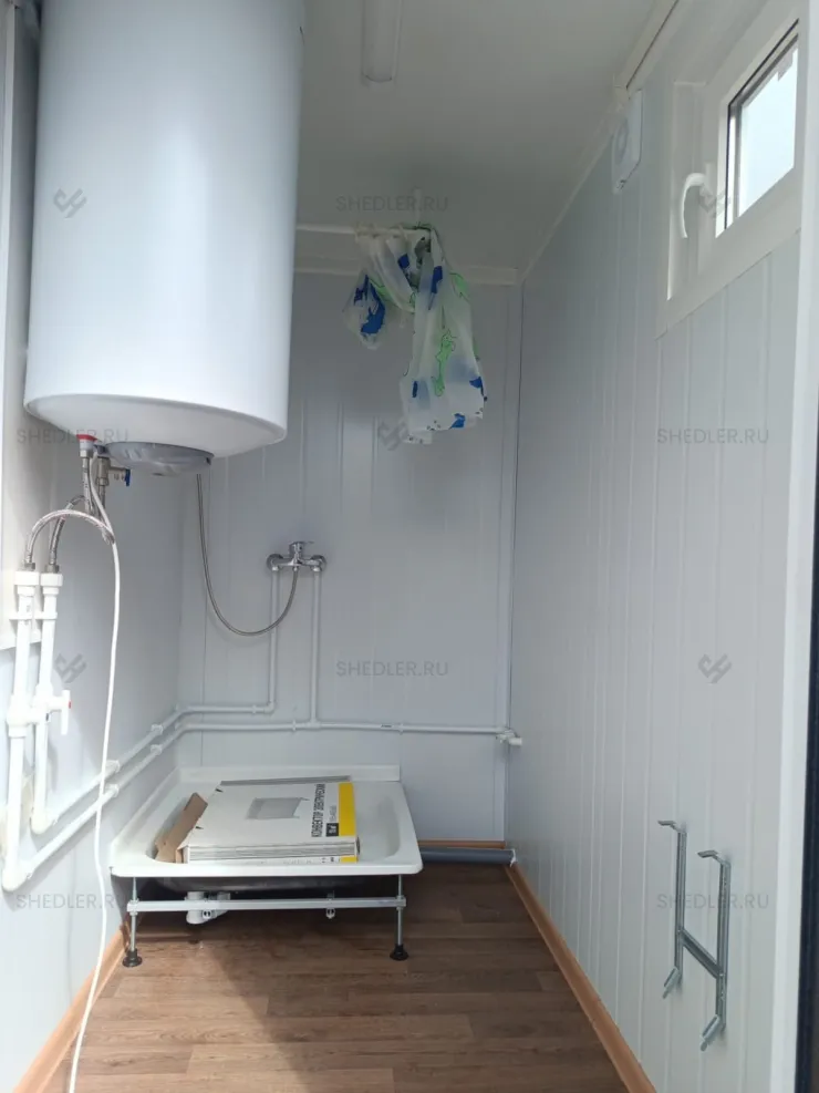 Эргономичный сантехнический блок-контейнер с двумя душевыми в Сочи