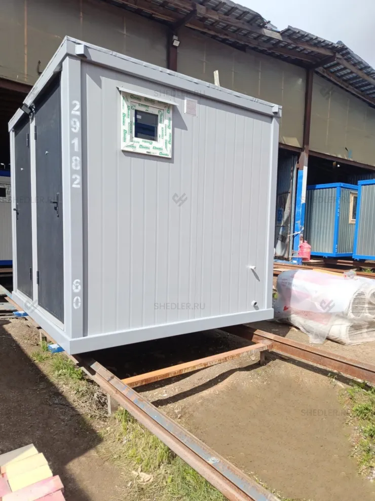 Функциональный сантехнический блок-контейнер с двумя душевыми в Сочи