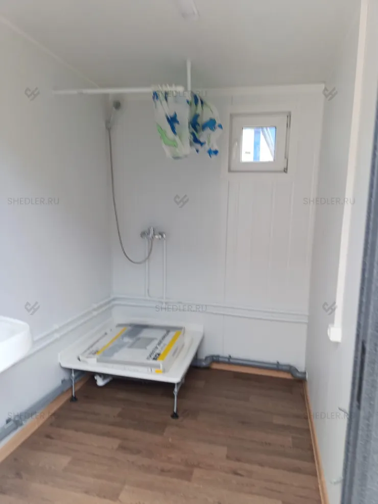 Оборудованный сантехнический блок-контейнер с двумя туалетами и душевыми в Сочи