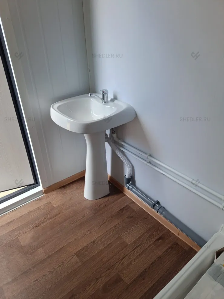 Удобный сантехнический блок-контейнер с двумя туалетами и душевыми в Сочи