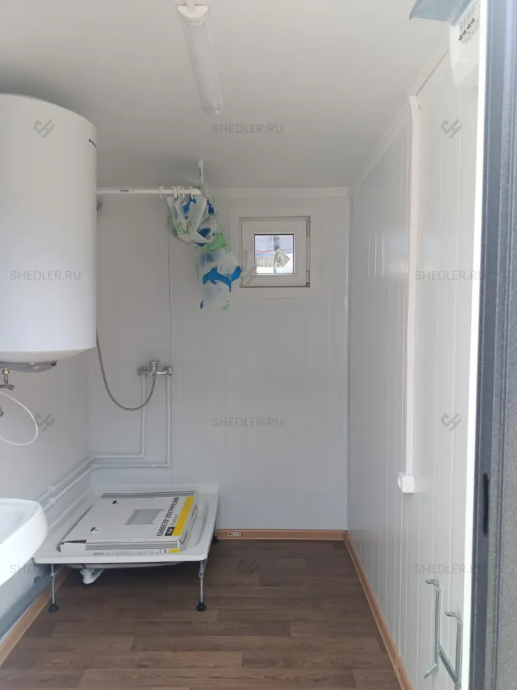 Комфортный сантехнический блок-контейнер с двумя туалетами и душевыми в Сочи