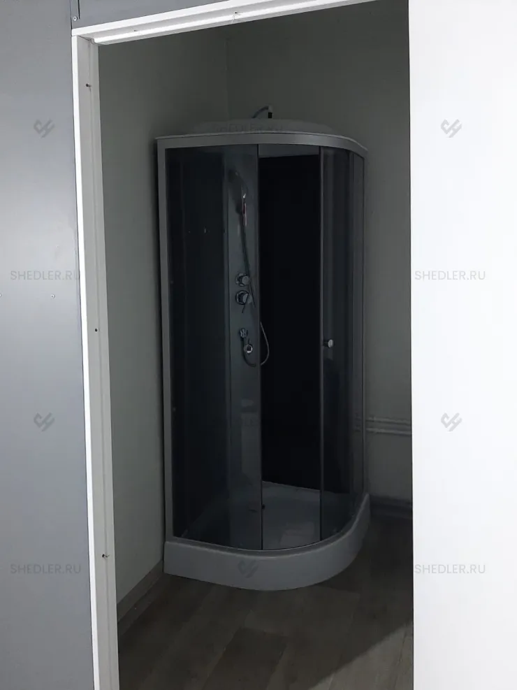 Душевая кабина внутри помещения
