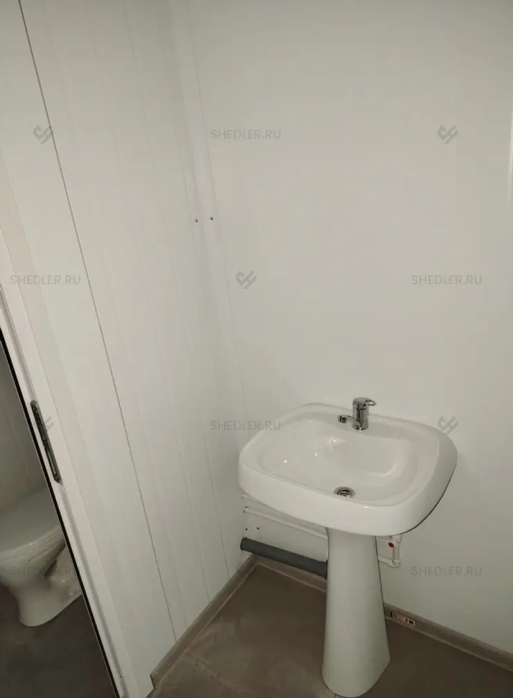 Модульное здание из 12 блок-контейнеров в деревне Пятница, Московская область с раковинами