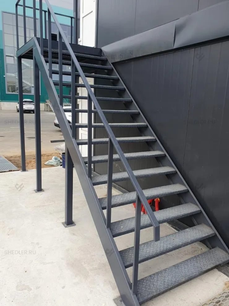 Модульное двухэтажное здание Шедлер из 10 блок-контейнеров с лестницей