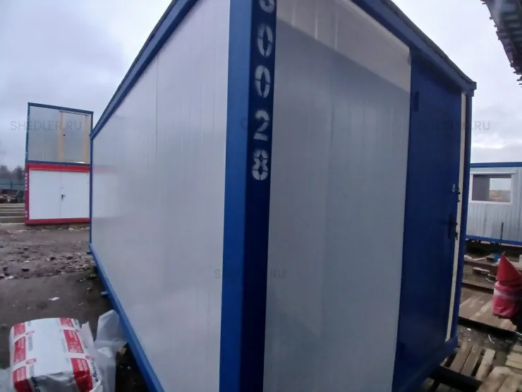 Сантехнический блок-контейнер с раковинами и туалетами