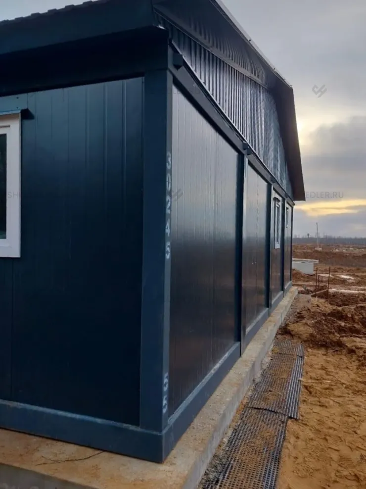 Модульное здание с двускатной крышей на основе БКСП-00 из сэндвич-панелей в селе Лайково, МО